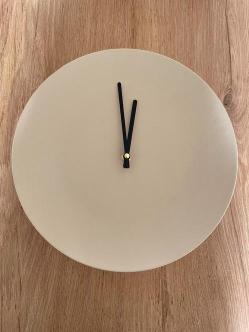 Nieuwe klok Maisons du Monde beige, Huis en Inrichting, Woonaccessoires | Klokken, Nieuw, Ophalen