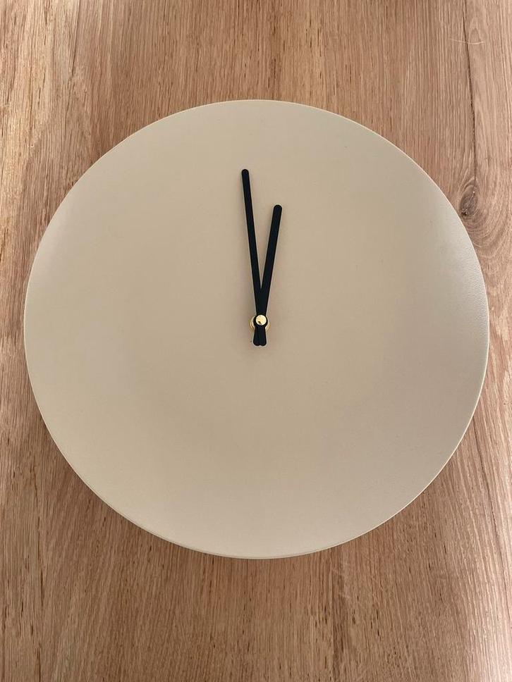 Nieuwe klok Maisons du Monde beige, Huis en Inrichting, Woonaccessoires | Klokken, Nieuw, Ophalen