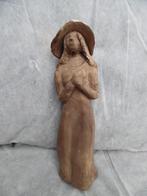 statue de femme au chapeau en argile, Enlèvement ou Envoi