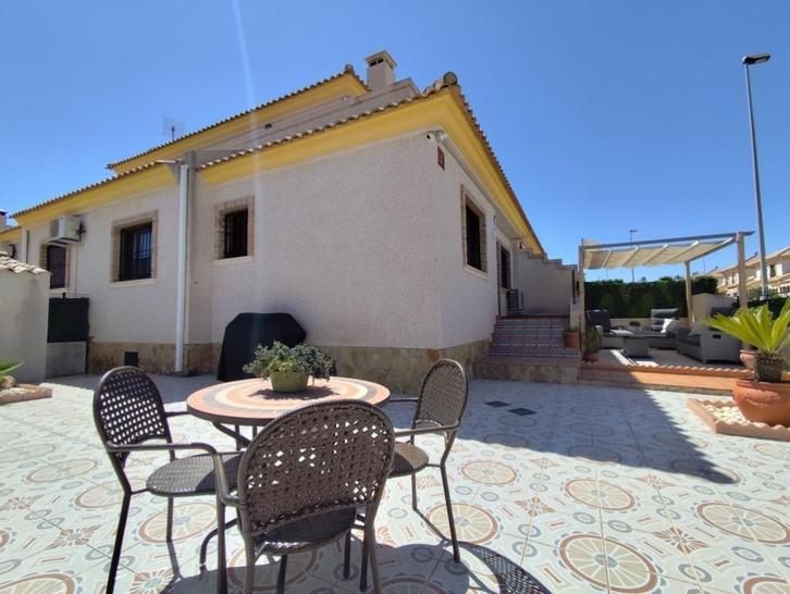 Half-open bebouwing  in Villamartin, Immo, Buitenland, Spanje, Woonhuis, Overige