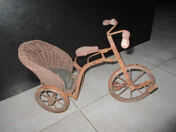 Vintage fietstaxi driewieler uit riet en metaal roestachtig, Collections, Collections Autre, Utilisé, Enlèvement ou Envoi