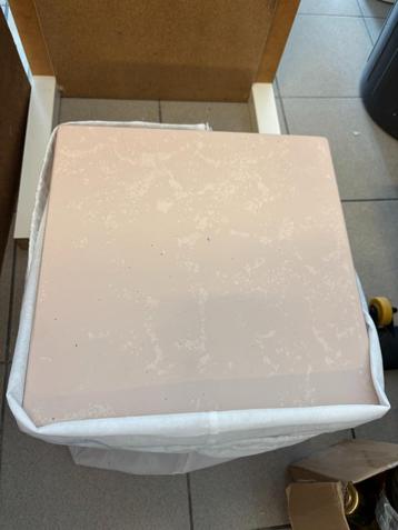 3 kubusvormige stoelen (1 in metaal en 2 andere materialen) beschikbaar voor biedingen