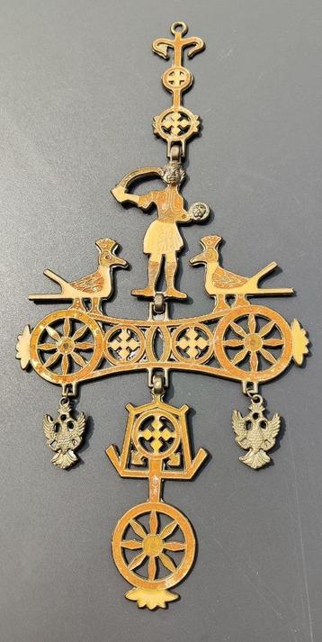 Gietijzeren vergulde raamhanger / byzantijns kruis beschikbaar voor biedingen