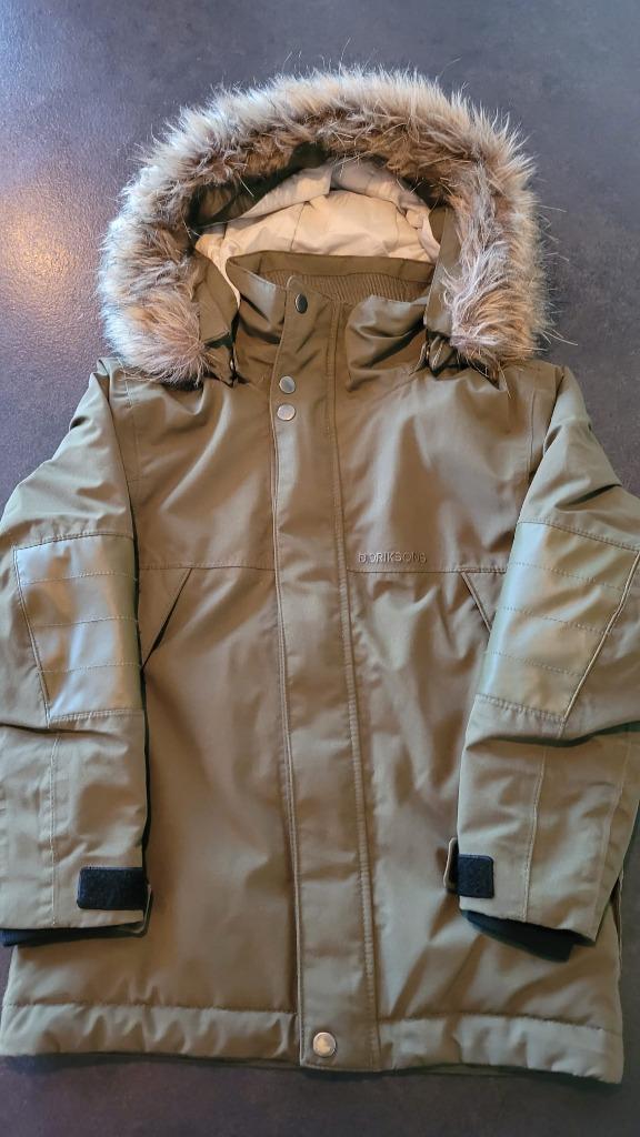 Kaki winterjas van Didriksons – maat 130, Kinderen en Baby's, Kinderkleding | Maat 134, Gebruikt, Jongen, Jas, Ophalen