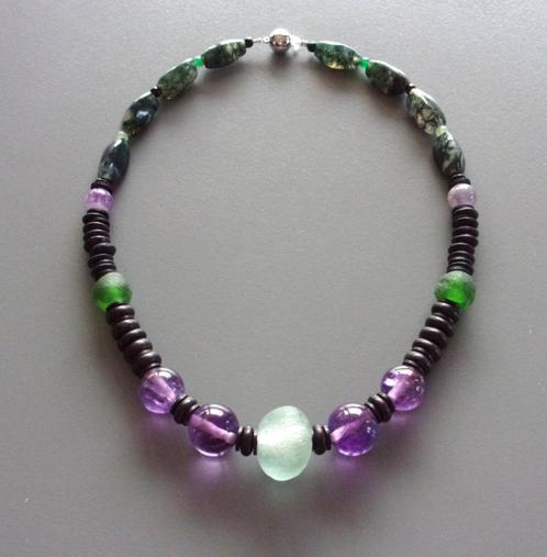 Ketting in paarse en groene glas met jade voor dames, Handtassen en Accessoires, Kettingen, Nieuw, Steen of Mineraal, Groen, Met edelsteen