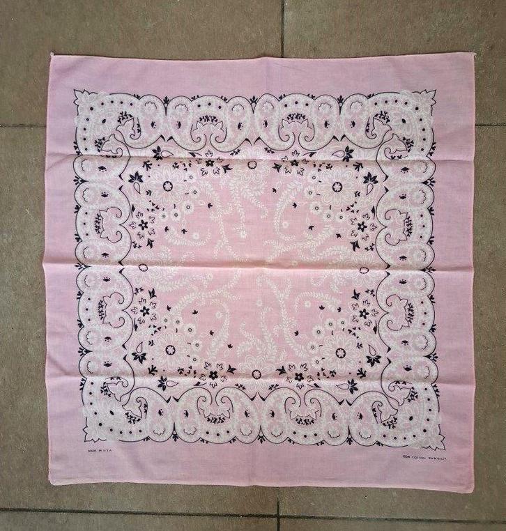 Vintage Roze Cowboysjaal / Bandana uit 1986 - Nieuw, Vêtements | Femmes, Bonnets, Écharpes & Gants, Neuf, Écharpe, Enlèvement ou Envoi