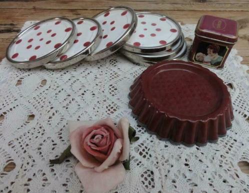 Bordeau rood mini Honig blikje en bordeau rood bakvormpje, Antiek en Kunst, Curiosa en Brocante, Ophalen of Verzenden