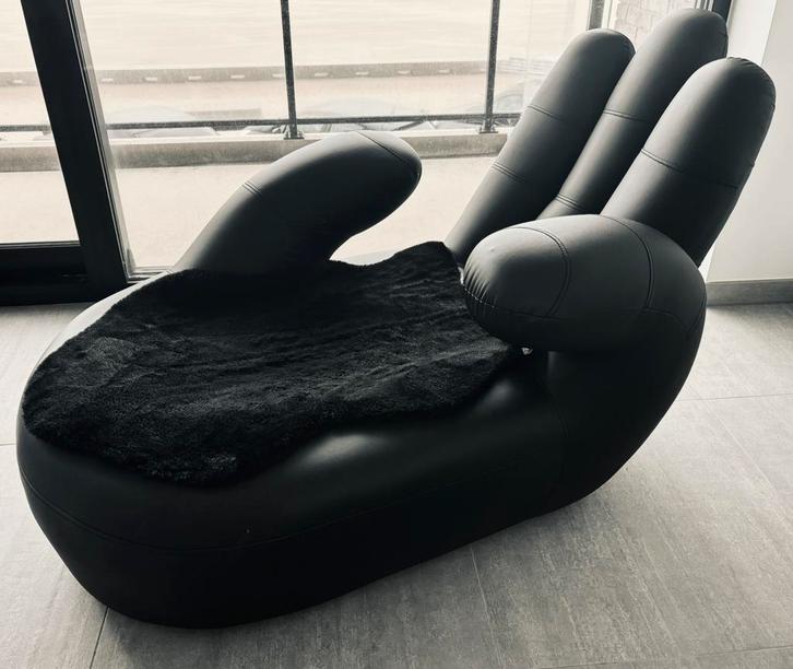 Chaise design noire en forme de main, Maison & Meubles, Fauteuils, Utilisé, Synthétique, 75 à 100 cm, 125 à 150 cm, Enlèvement