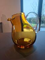 Superbe cruche en verre ambré.  Bec verseur original.