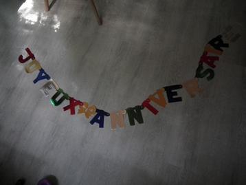 Guirlande Joyeux anniversaire beschikbaar voor biedingen