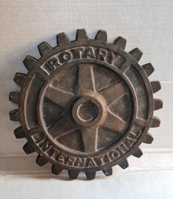 Pignon « Rotary International » vintage en fonte dorée