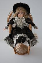 poupée en porcelaine vintage sur le canapé, Envoi, Utilisé, Poupée, Réaliste ou Reborn