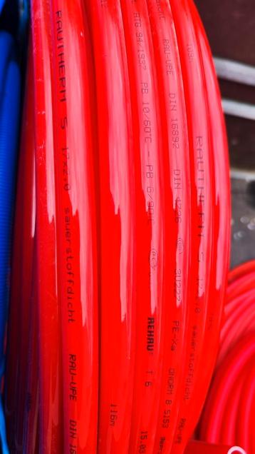 Lot de tuyaux de chauffage Rouge, bleu et blanc  beschikbaar voor biedingen