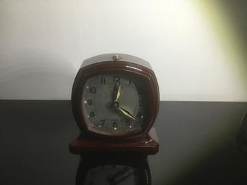 Art deco wekkertje in bakeliet beschikbaar voor biedingen