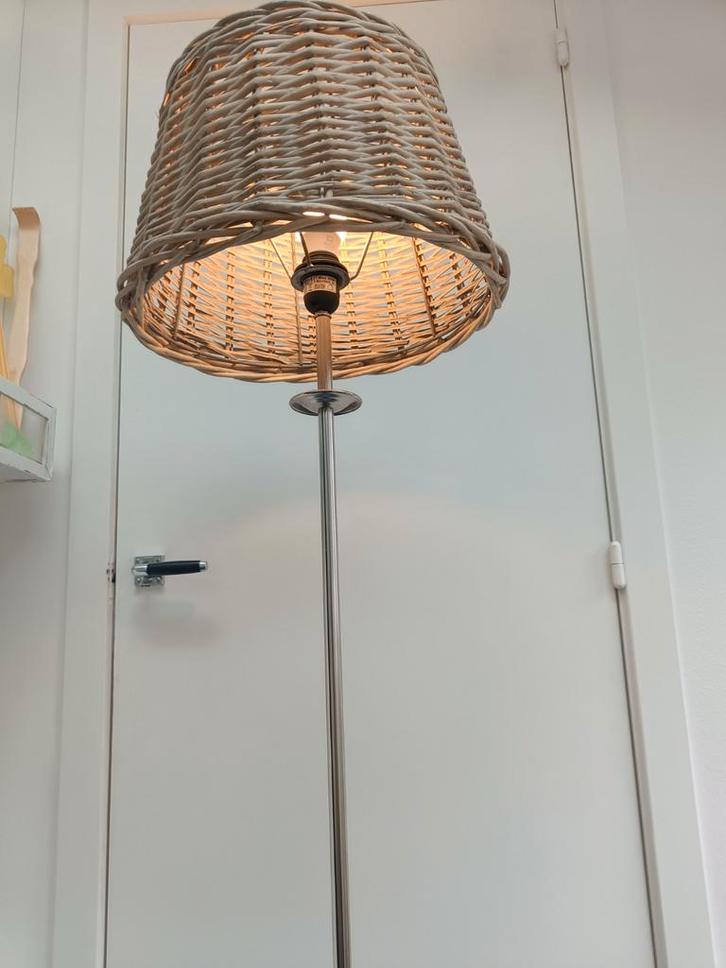 Vloerlamp met rieten kap, Huis en Inrichting, Lampen | Vloerlampen, Zo goed als nieuw, 150 tot 200 cm, Metaal, Ophalen