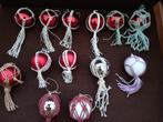 kerstballen met macramé versierd, Huis en Inrichting, Woonaccessoires | Wanddecoraties, Ophalen