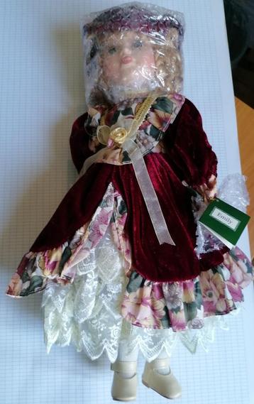 Porseleinen pop "Emily" beschikbaar voor biedingen