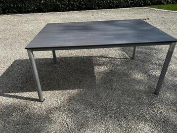 BUREAUTAFEL beschikbaar voor biedingen