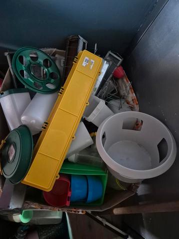Verschillende voeder en drinkbakjes voor kuikens  beschikbaar voor biedingen