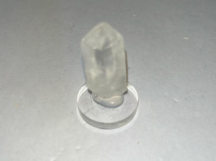 Bergkristal punt op voetje - 8,24gram - 37mm x 13mm x 14mm, Verzamelen, Mineralen en Fossielen, Mineraal, Ophalen of Verzenden