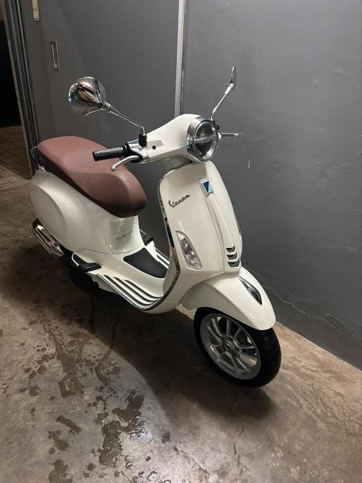 Vespa primavera b klasse 50cc nieuwstaat, Fietsen en Brommers, Brommers | Vespa, Zo goed als nieuw, Ophalen