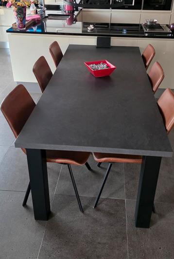 Eettafel met 6 stoelen  beschikbaar voor biedingen