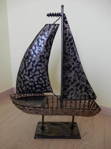 Frans ambachtelijk model van een zeilboot in touw en metaal