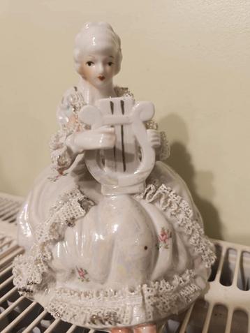 Porseleinen beeldje. Dames met lier beschikbaar voor biedingen