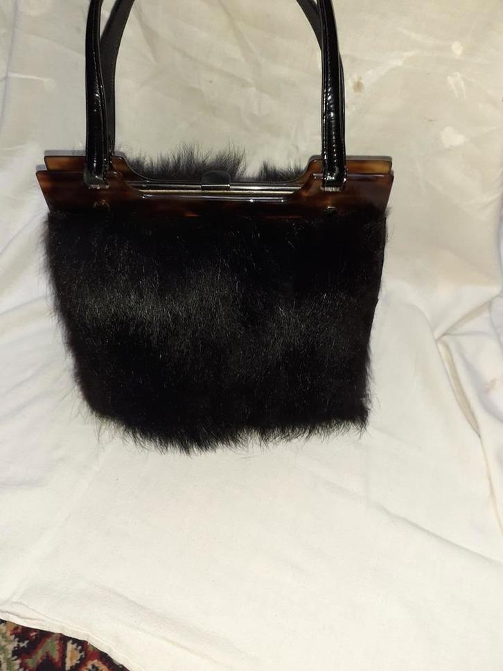 Vintage handtas,speciale sluiting&buitenzijde in zwarte pels, Handtassen en Accessoires, Tassen | Damestassen, Zo goed als nieuw
