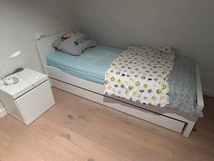 Bed met schuif, lattenbodem, 2 matrassen en nachtkastje, Huis en Inrichting, Slaapkamer | Bedden, Zo goed als nieuw, Eenpersoons