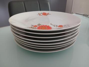 Nieuw servies : 8 platte en diepe borden + ronde schotel beschikbaar voor biedingen