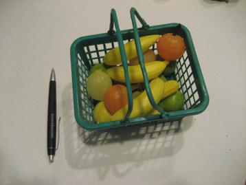 plastic fruit in een boodschappenmandje
