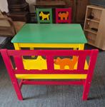 Leuk kindertafeltje met bankje en 2 stoeltjes, Kinderen en Baby's, Ophalen, Gebruikt, Tafel(s) en Stoel(en)