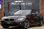 BMW 318 i SPORT LINE-AUTO-CAMERA-CRUISE-CUIR-EU 6B 2030 !!, Cuir, Berline, Automatique, Carnet d'entretien