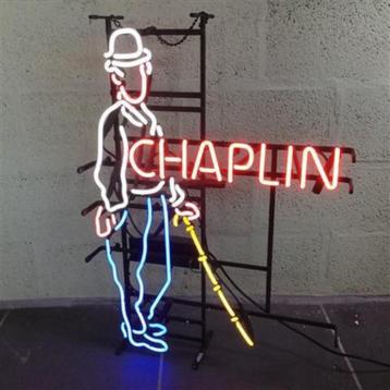 Zeer grote 4 kleuren neon “ Charly chaplin”. Neonsign  beschikbaar voor biedingen