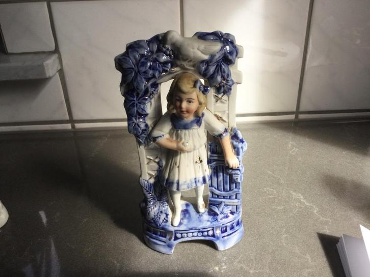 Vintage porseleinen beeldje – meisje in bloemenkader, Antiek en Kunst, Antiek | Porselein, Ophalen