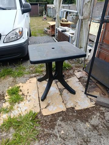  Vierkante tuintafel  beschikbaar voor biedingen