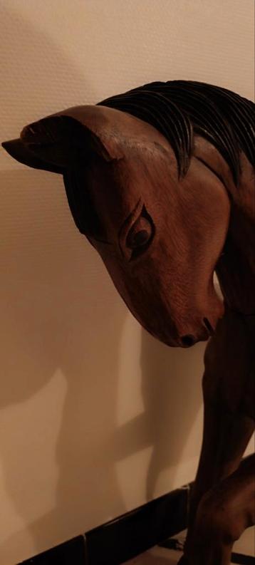 Houten paard beschikbaar voor biedingen