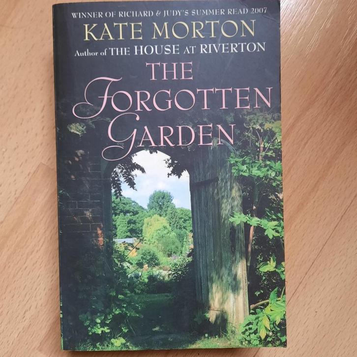 THE FORGOTTEN GARDEN - KATE MORTON - ENGELS, Boeken, Historische romans, Gelezen, Ophalen of Verzenden