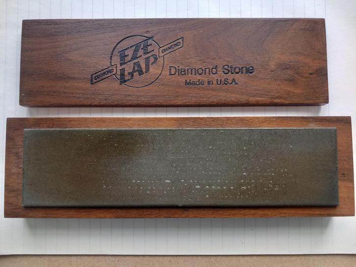 DIAMANTSLIJPSTEEN MET KORREL 600 OP HOUTEN STEUN, Doe-het-zelf en Bouw, Gereedschap | Handgereedschap, Gebruikt, Ophalen