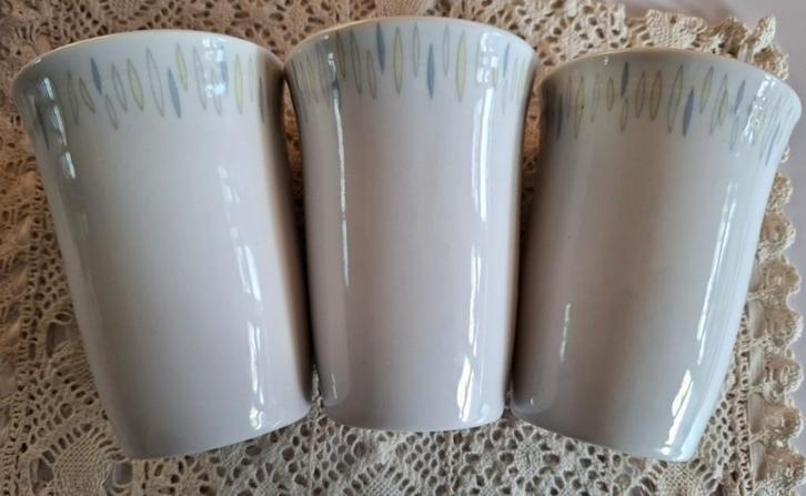 3 Vintage Winterling bekers met pastelkleurige figuurtjes, Maison & Meubles, Cuisine | Vaisselle, Utilisé, Assiettes(s), Autres styles