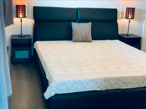 Moderne zwarte leren kingsize bed “nieuw”, Huis en Inrichting, Slaapkamer | Bedden, Zo goed als nieuw, Tweepersoons, Overige maten