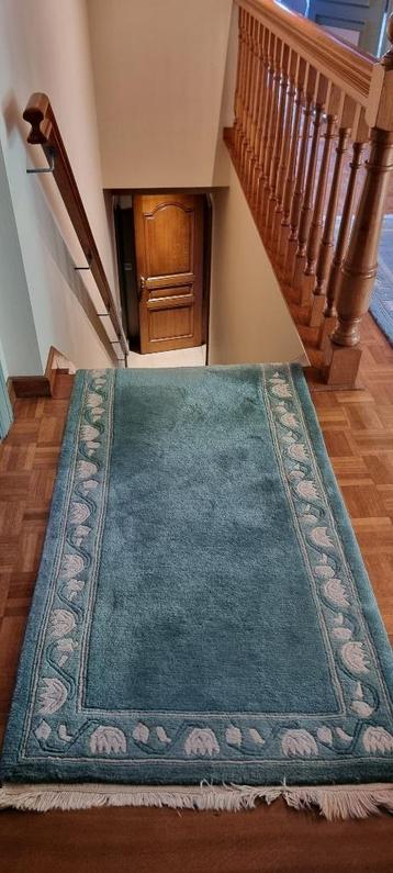 Mooi groen vloerkleed (loper - trap) beschikbaar voor biedingen