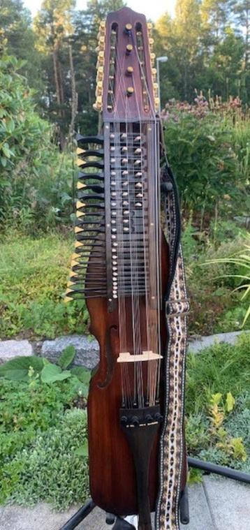 belle 'nyckelharpa' (3 rangées) * pour gauchers! disponible aux enchères