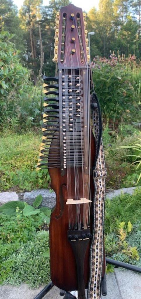 mooie nyckelharpa/sleutelharp (3-rijer) *voor linkshandigen!, Muziek en Instrumenten, Snaarinstrumenten | Overige, Zo goed als nieuw