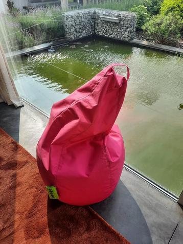 Roze zitzak met afritsbare hoes beschikbaar voor biedingen