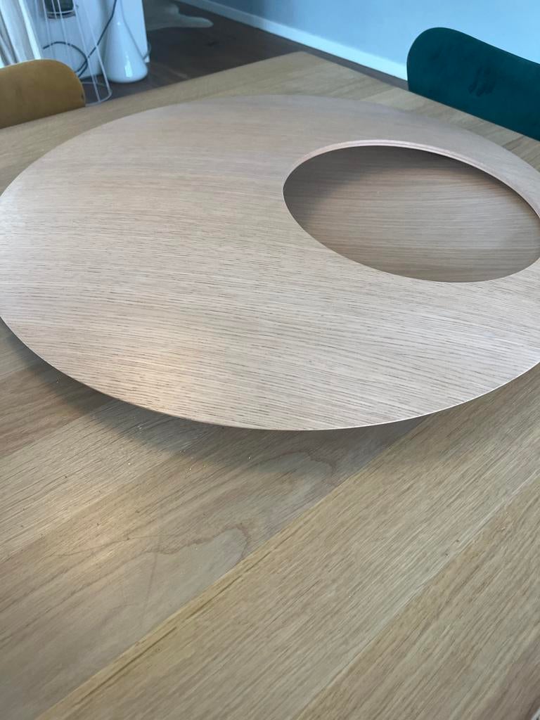 Design houten draaiplateau / eno studio – massief eik, Huis en Inrichting, Woonaccessoires | Dienbladen, Zo goed als nieuw, Ophalen