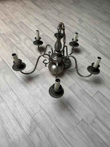 Tinkleurige luchter beschikbaar voor biedingen