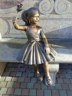 bronzen beeld van een meisje gezeten met bloemen, schitteren, Tuin en Terras, Nieuw, Overige typen, Ophalen of Verzenden, Metaal