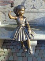 bronzen beeld van een meisje gezeten met bloemen, schitteren, Nieuw, Overige typen, Ophalen of Verzenden, Metaal